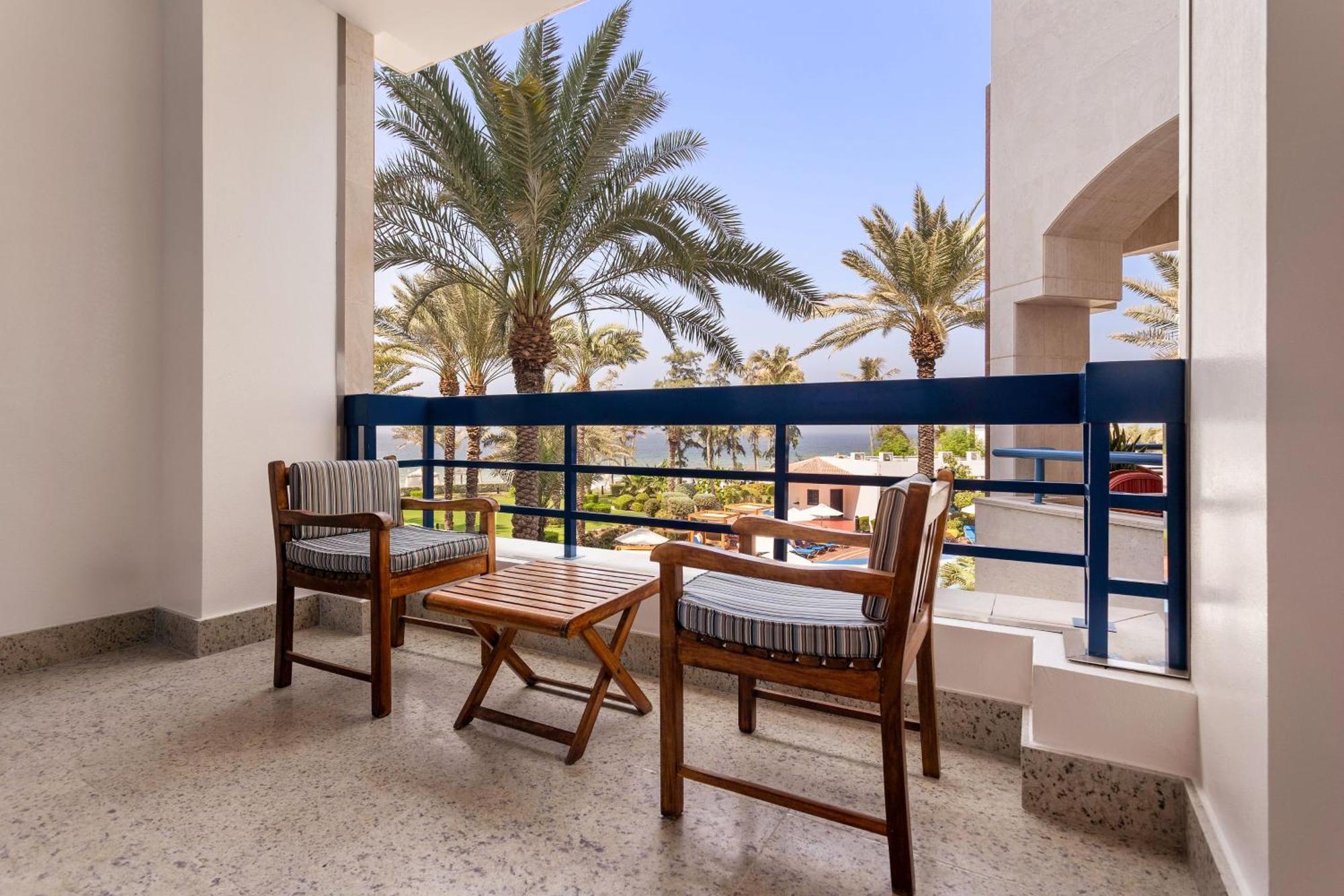 فندق عجمان المظهر الخارجي الصورة A balcony at the Dead Sea