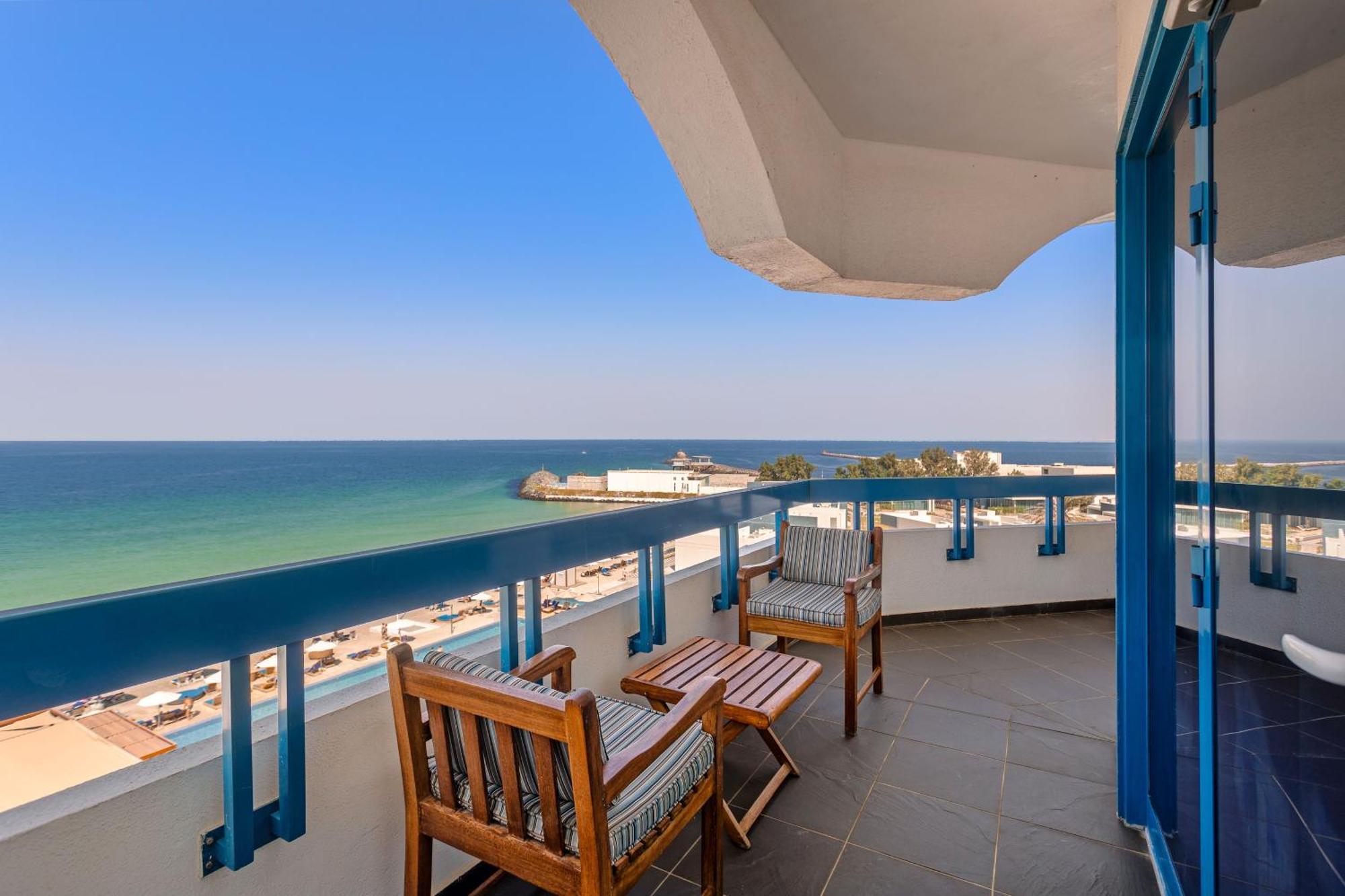 فندق عجمان المظهر الخارجي الصورة Balcony of a suite