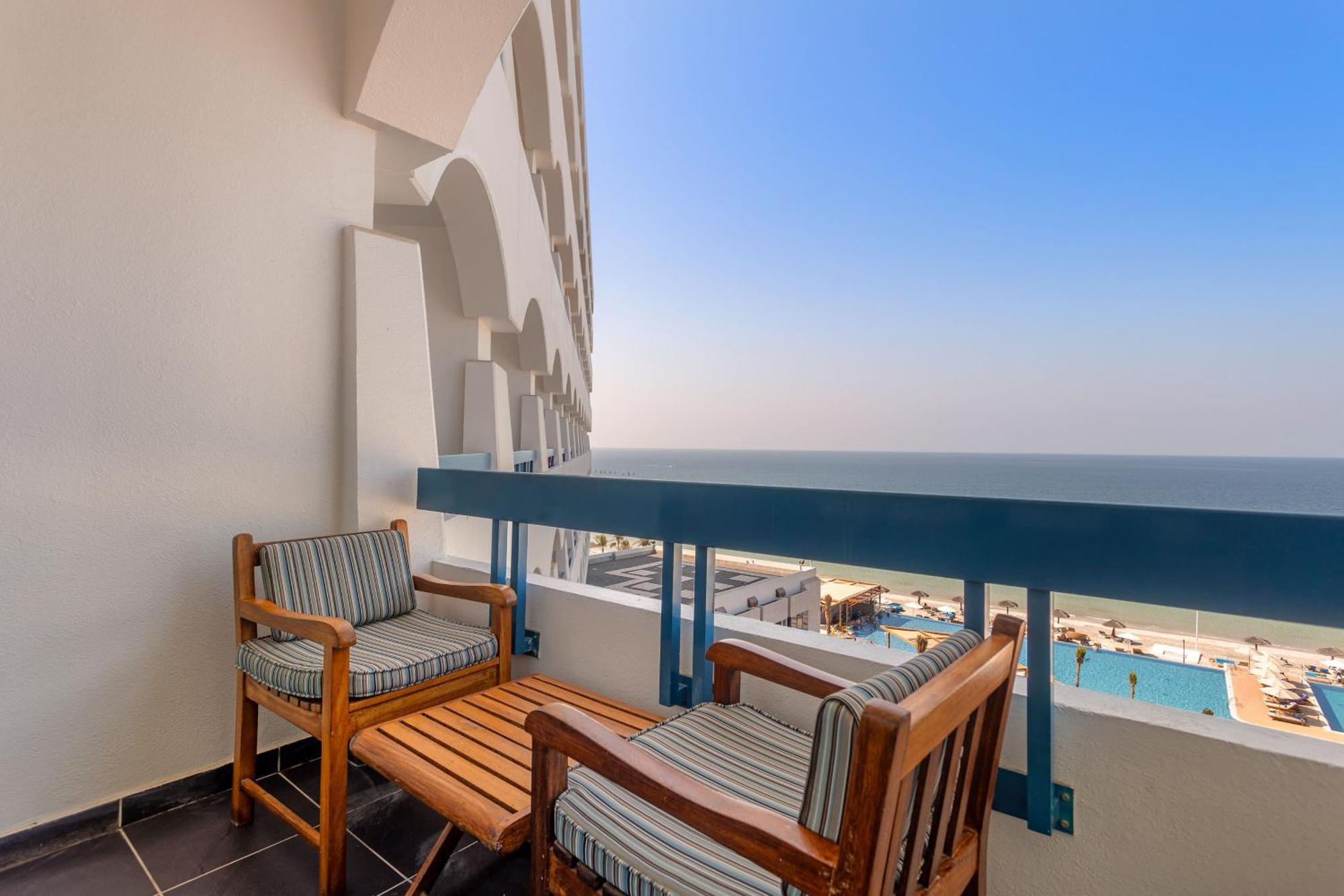 فندق عجمان المظهر الخارجي الصورة Balcony of a hotel room